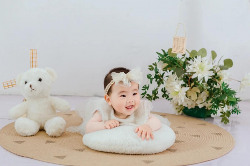 供卵试管代怀生子费用四个月宝宝揉眼睛